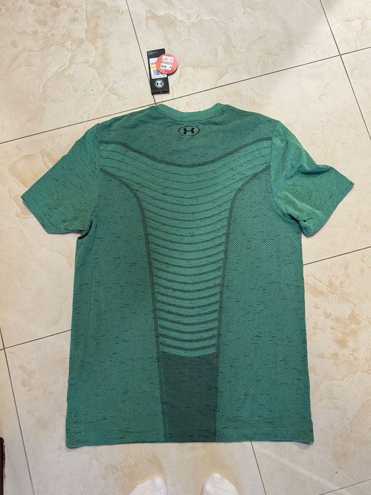 Тениска underarmour М размер нова