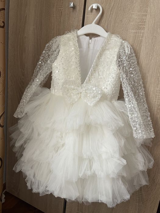 Vand rochita fetite+accesoriu pentru cap