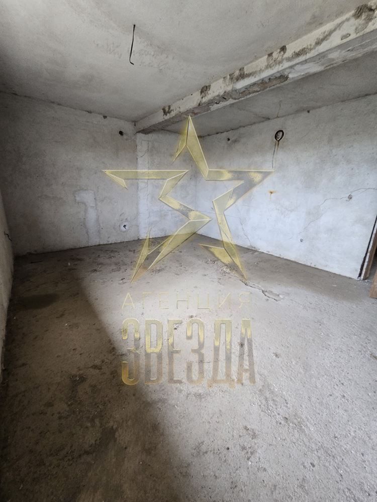 Продава се двуетажна масивна къща в село Маноле