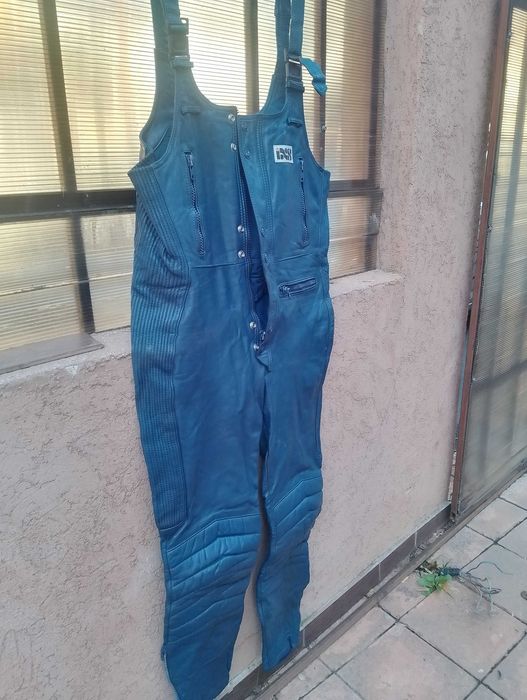 Vând pantalon moto((piele)