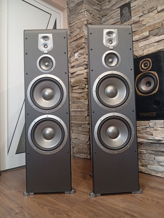 Най-големият модел от серията JBL ES-100