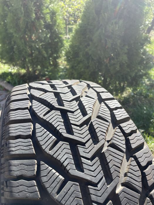 Vand doua anvelope iarna