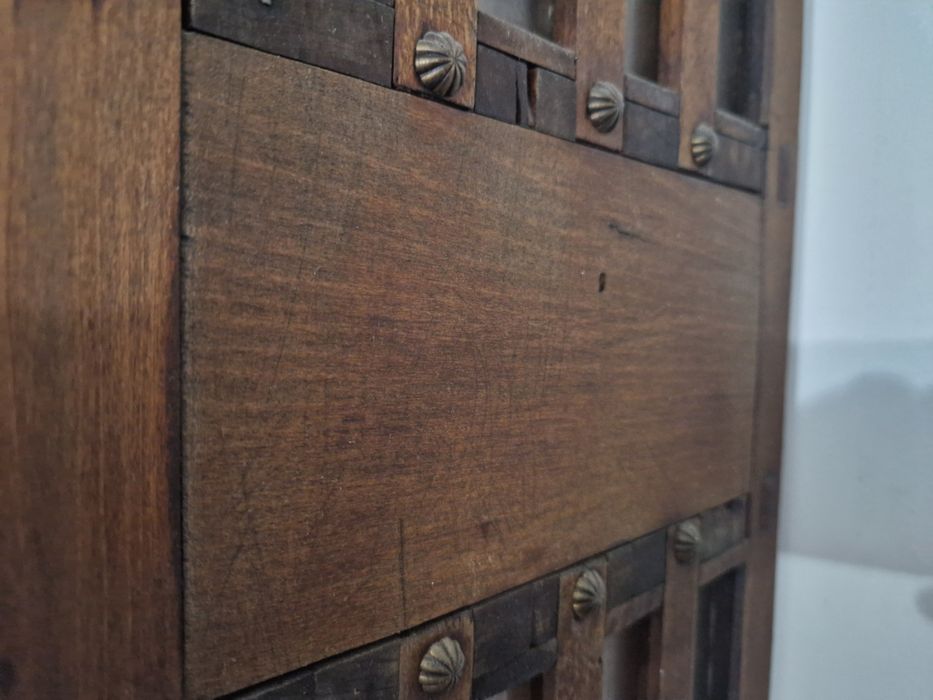 Dulap din lemn masiv si elemente metalice