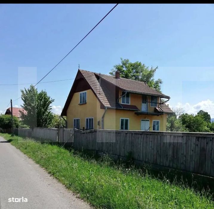 Casa dubla in comuna Hatuica, chiar in vecinatatea bailor termale.