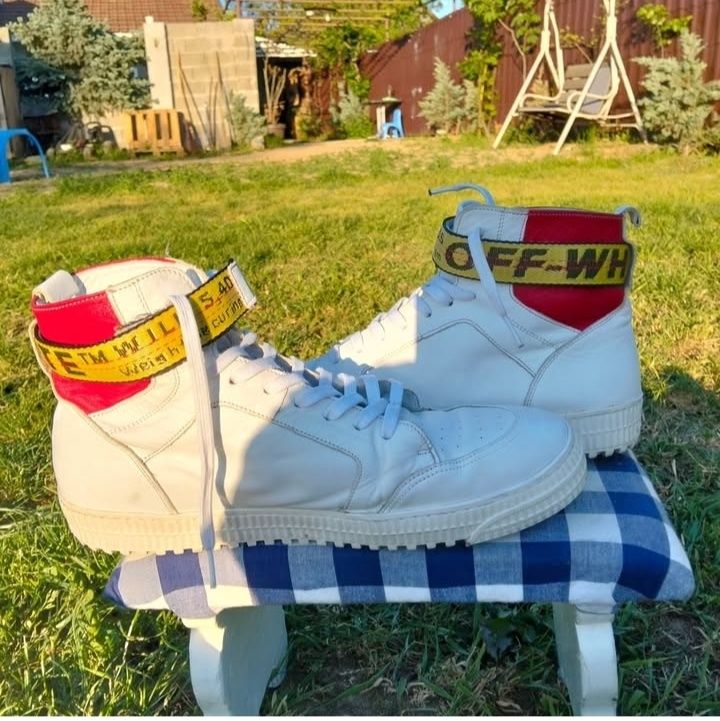 Vând adidași off-white