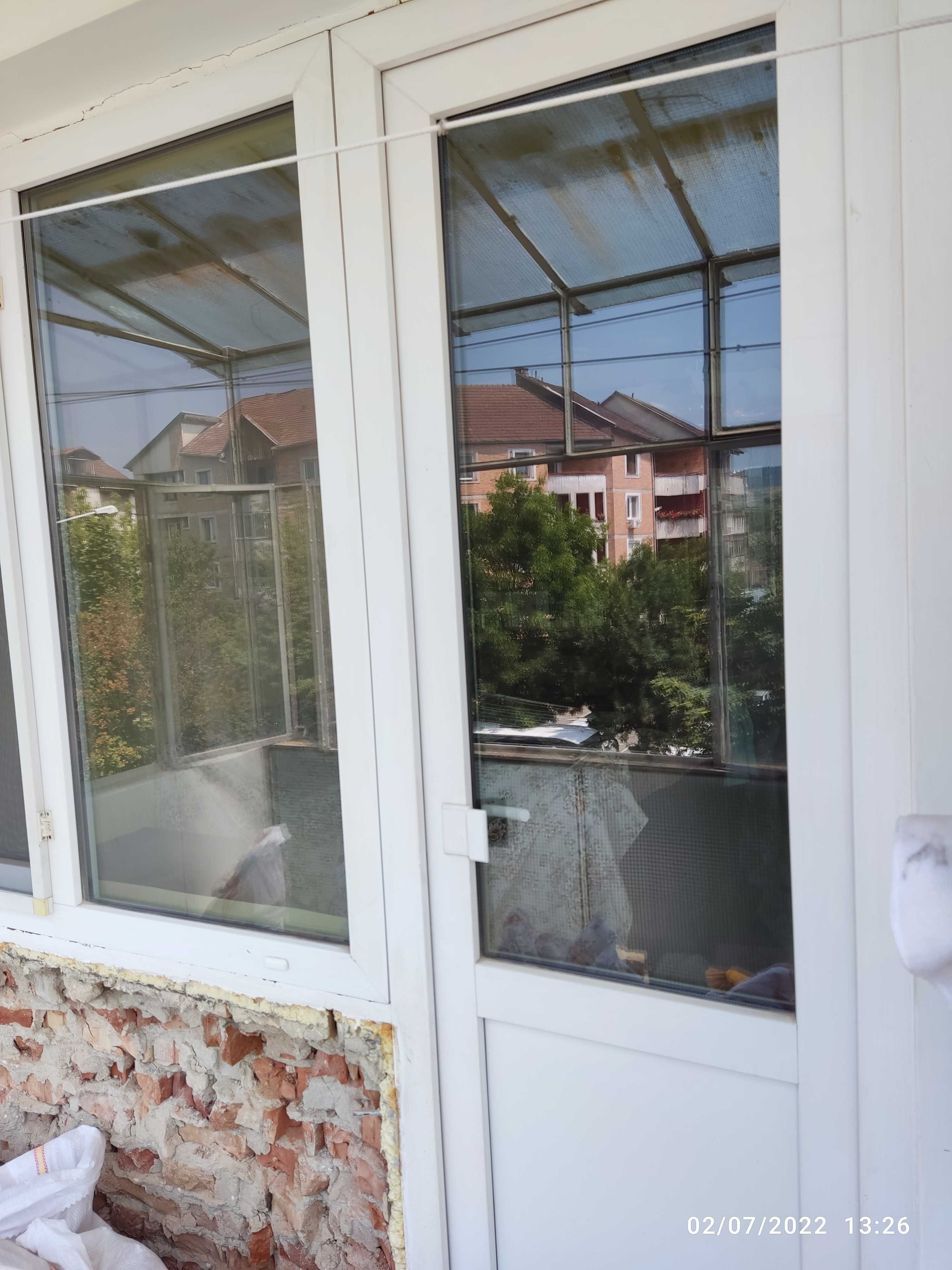 Vînd giam și ușa de termopan nemțesc pentru intrarea în balcon.sep