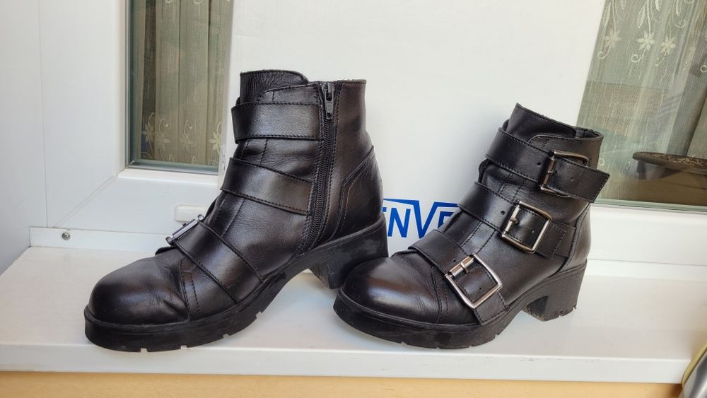 Ghete din piele cu catarame