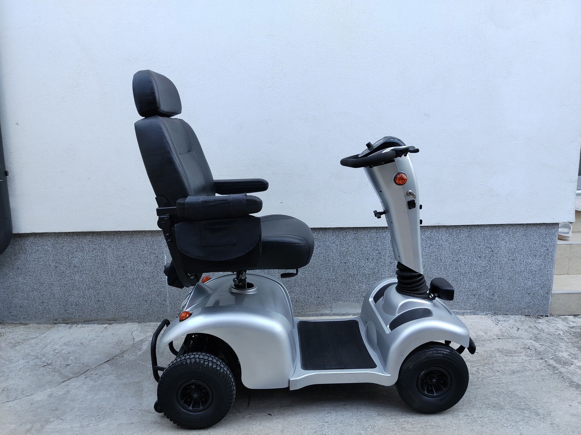 Cărucior scuter electric persoane cu dizabilități