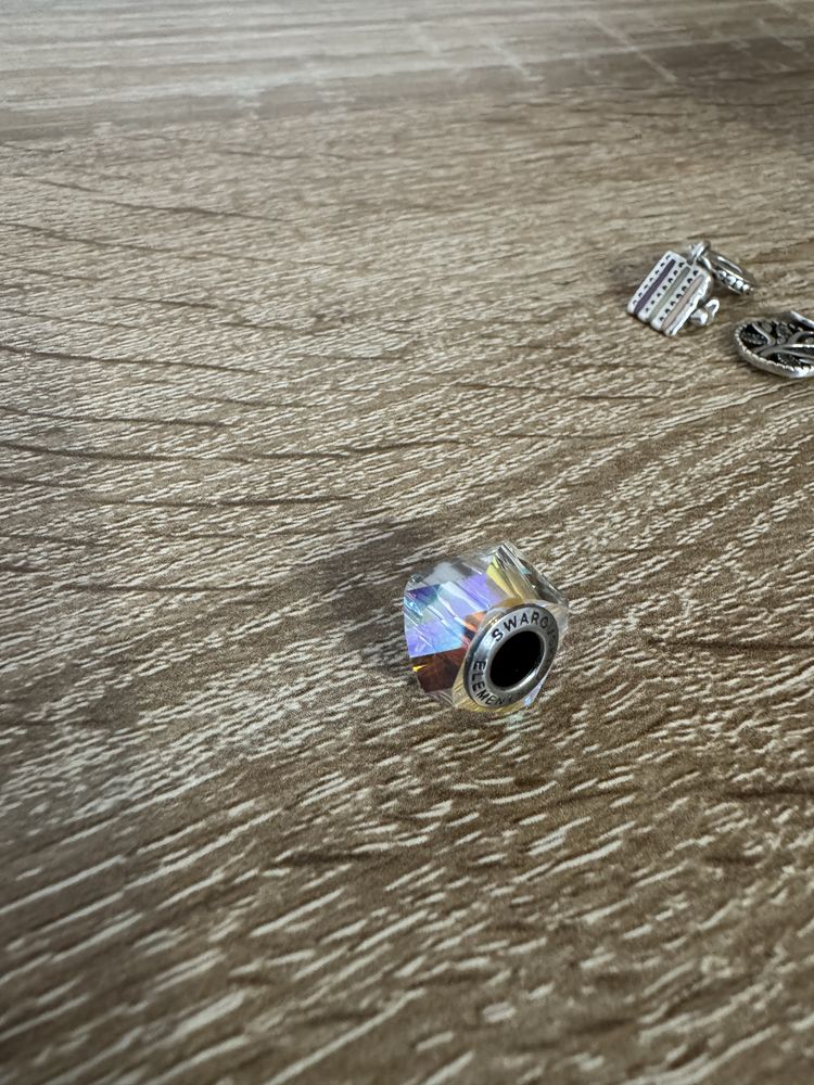 Vand bratara Pandora cu 7 charmuri - un charm Swarovski