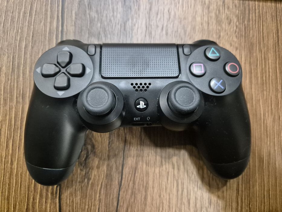 Play station 4 + 2 оригинални джойстика + 17 игри