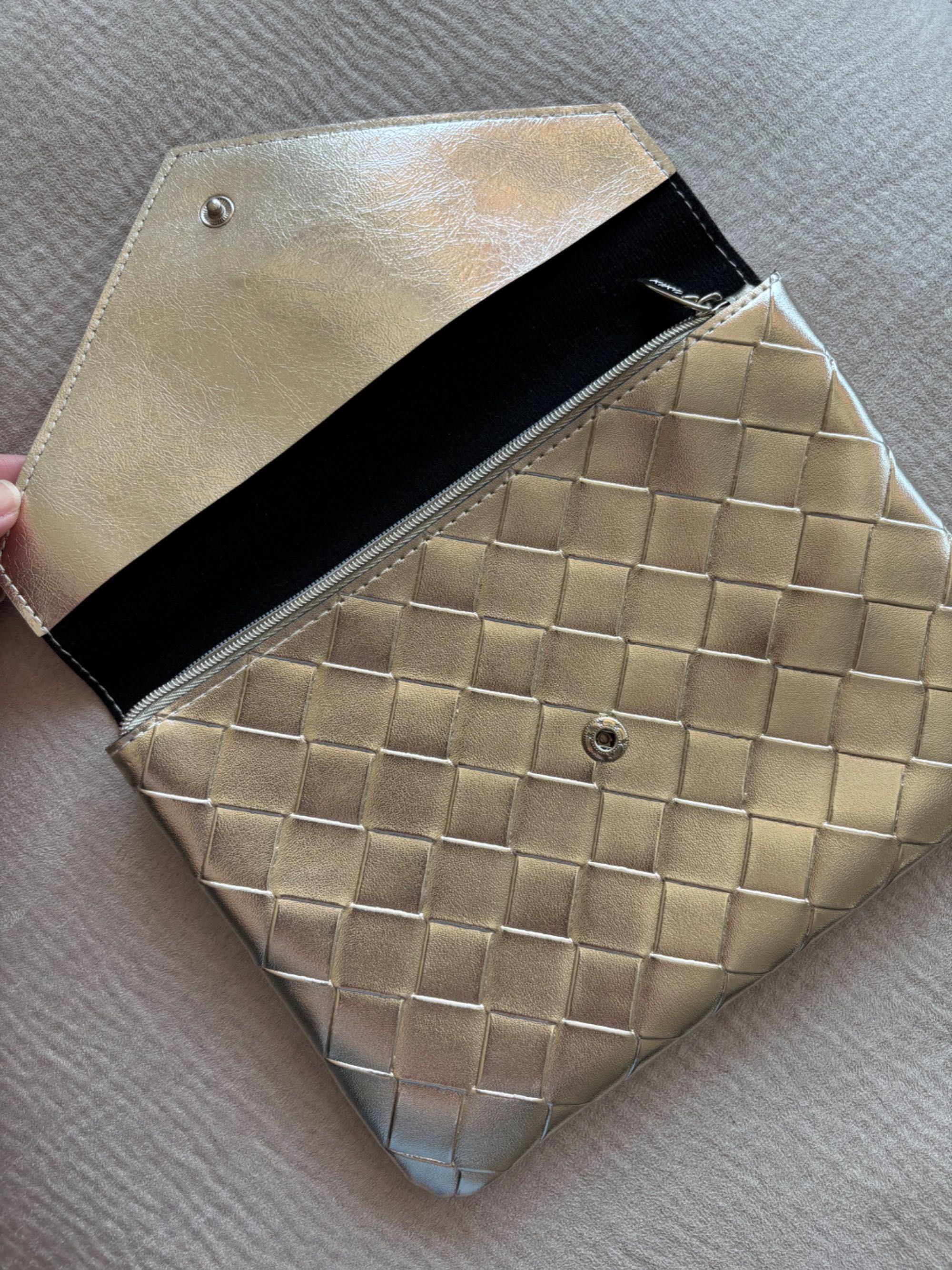Козметична чантичка Kiko Milano
Нова, не е използвана.