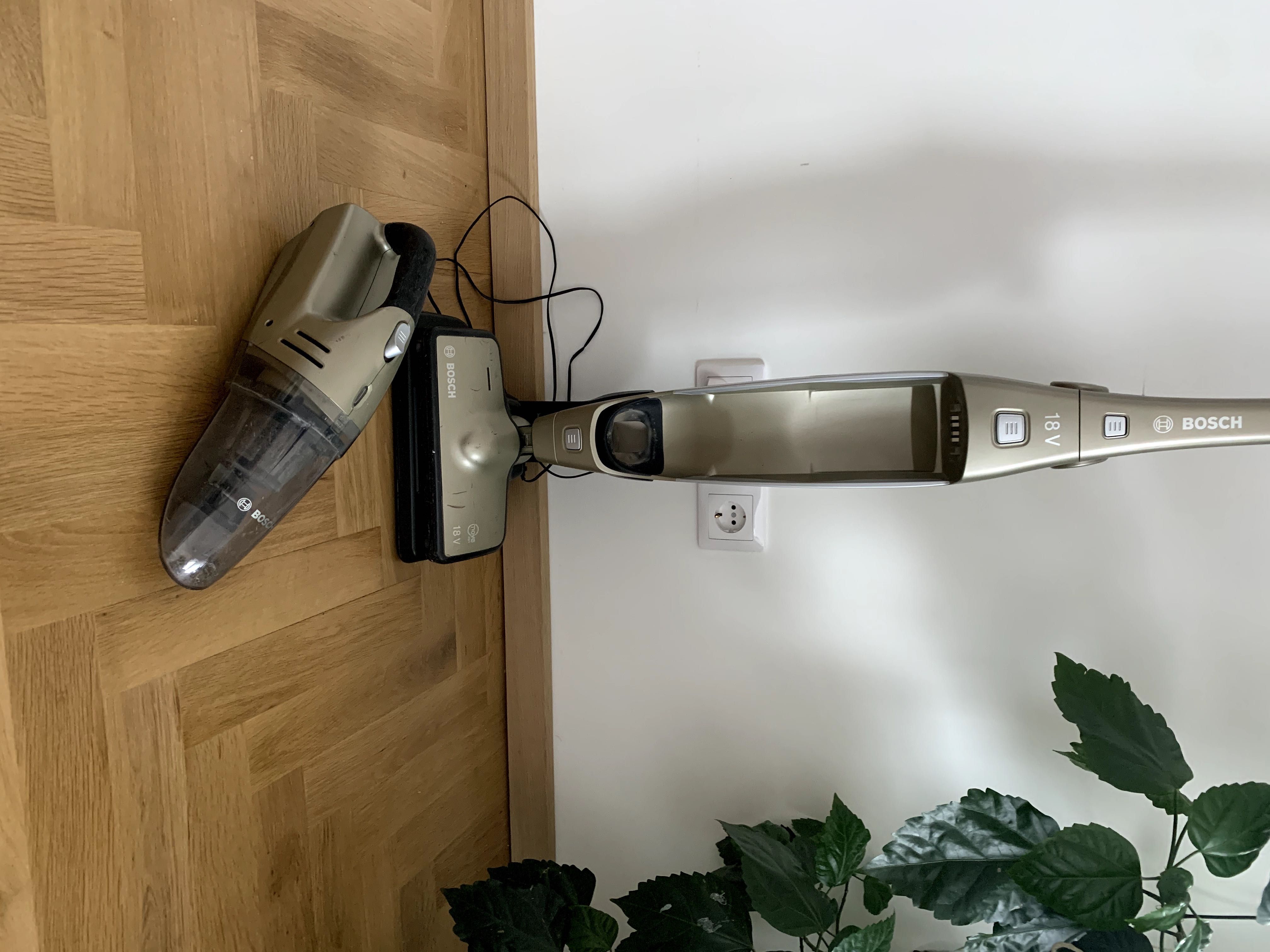 Bosch_вертикална безжична прахосмукачка_2 в 1_18 V_Li-Ion батерия