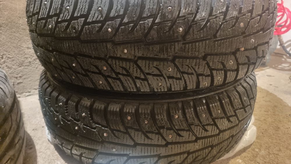 Продам 2 резины практически новые