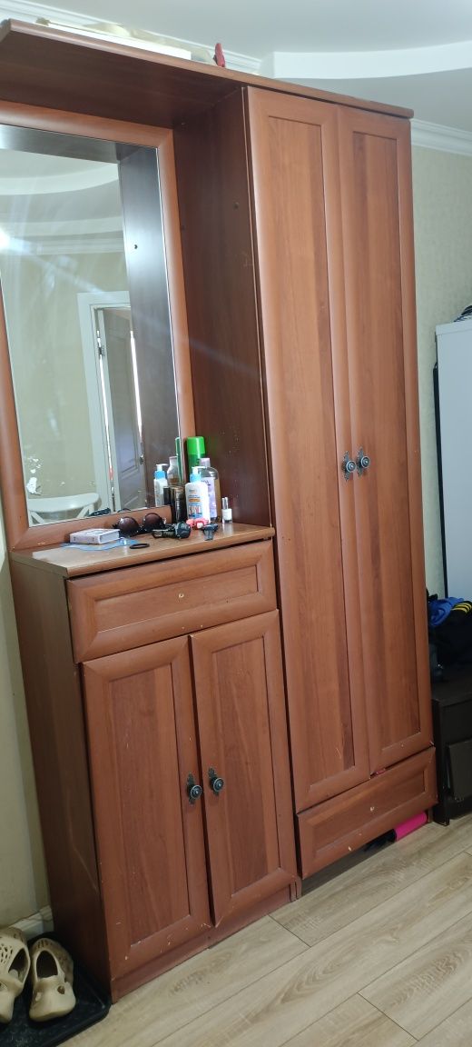 Продам шкаф в прихожую в комплекте с тумбочкой