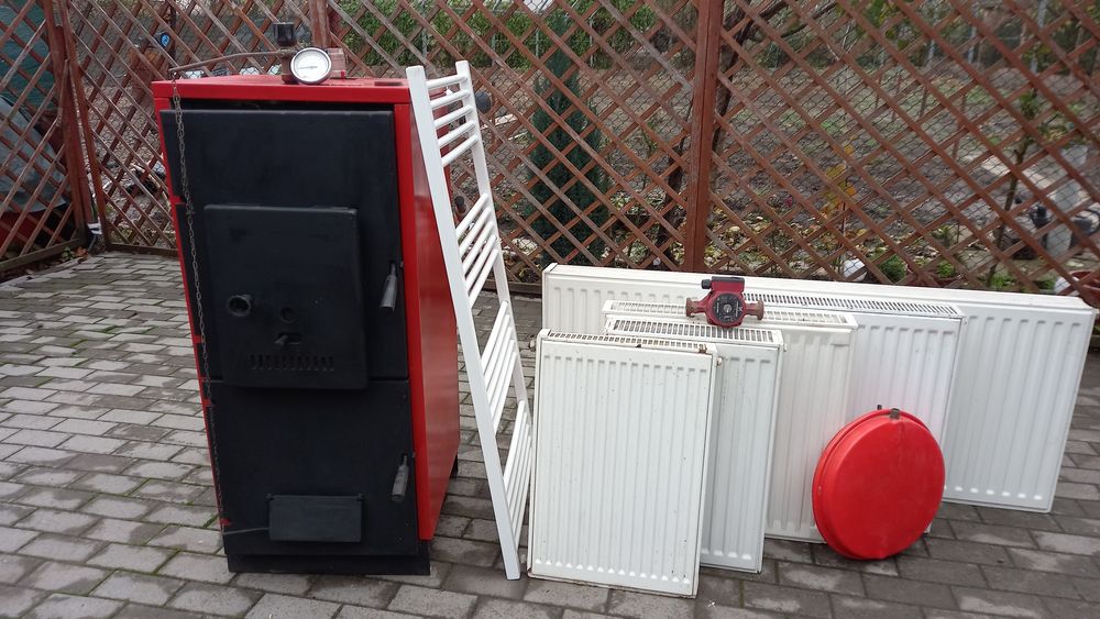 Vând centrală cu calorifere și pompă ..instalație completă.cu probă