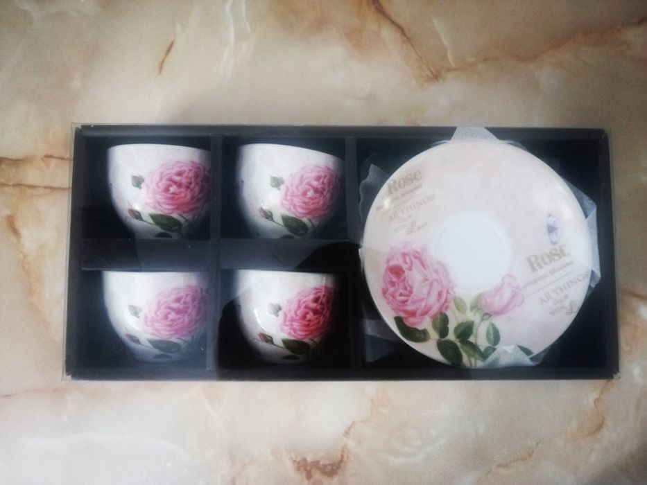 Set 4 cești + farfurii pentru cafea, model vintage rose, CADOU