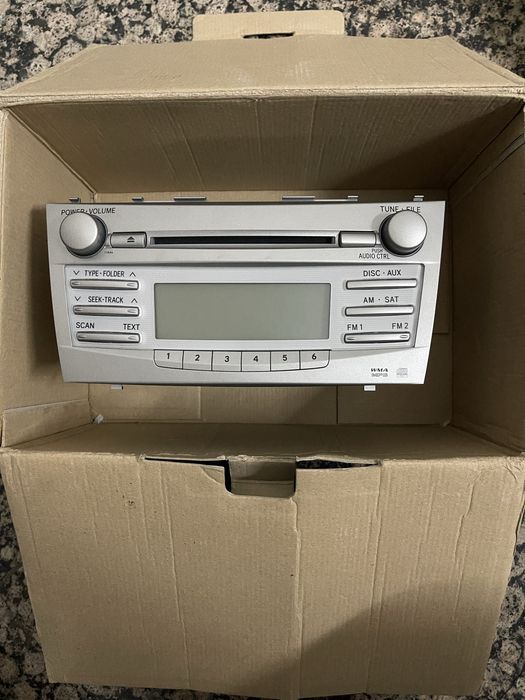 Продаю оригинальную штатную магнитолу Toyota