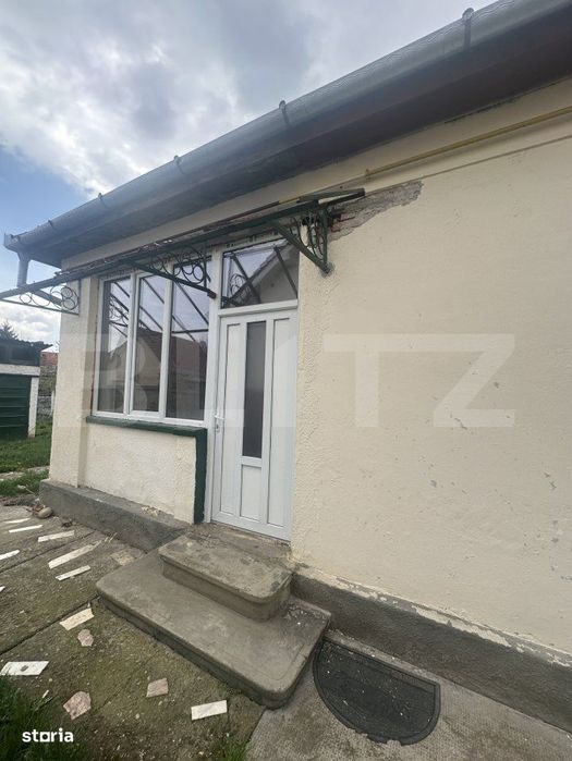 Casa de locuit cu 3 camere, 80 mp, cu 683 mp teren, zona Centrala