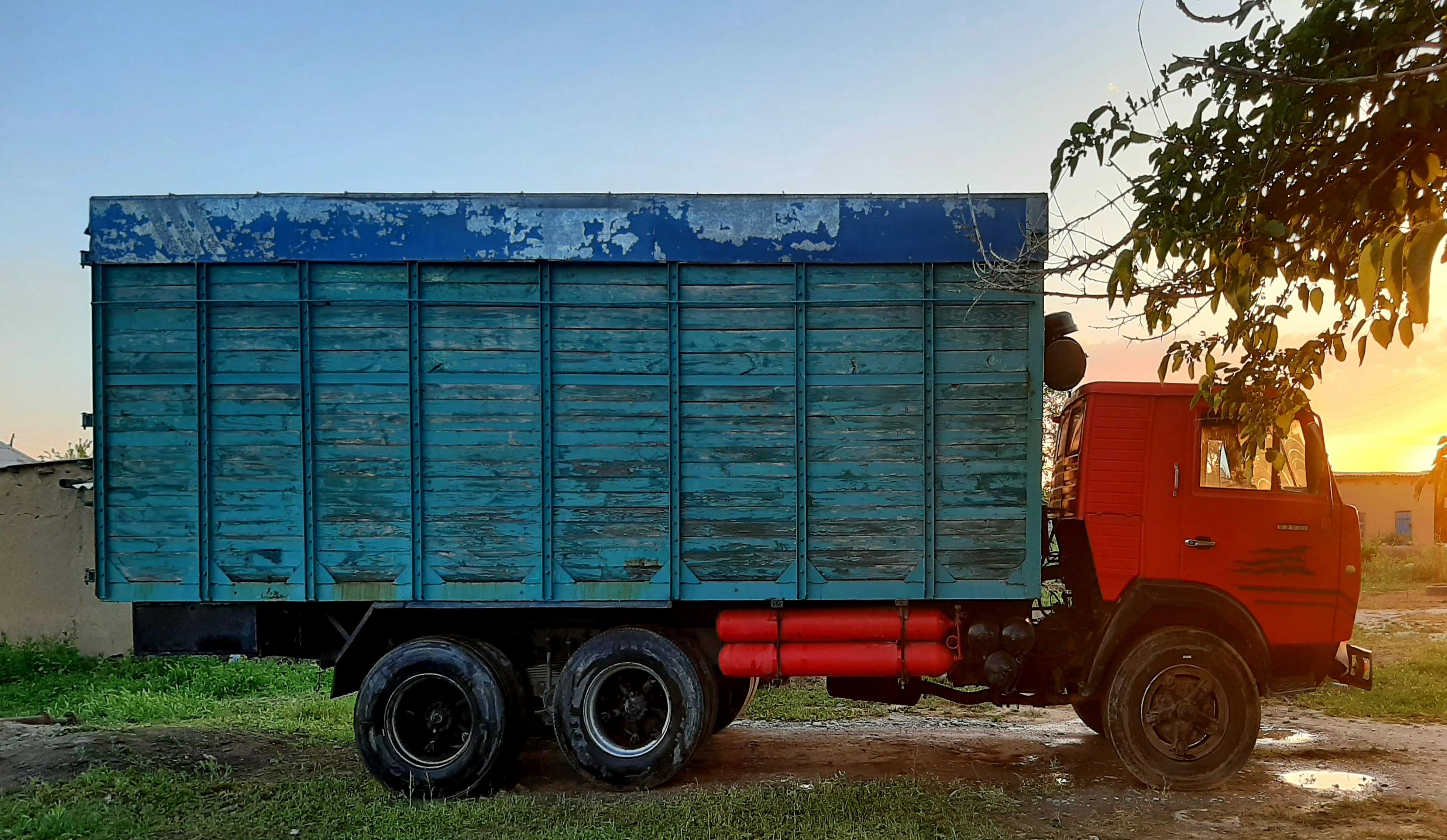 Kamaz srochno sotiladi..