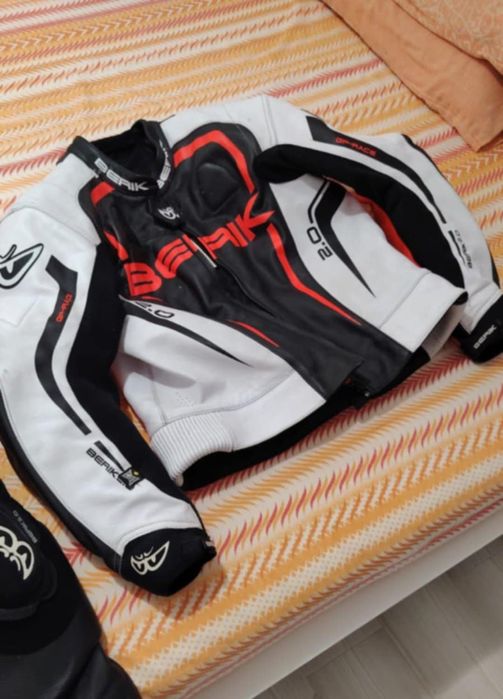 Vând combinizoane moto din doua piese și ghete moto