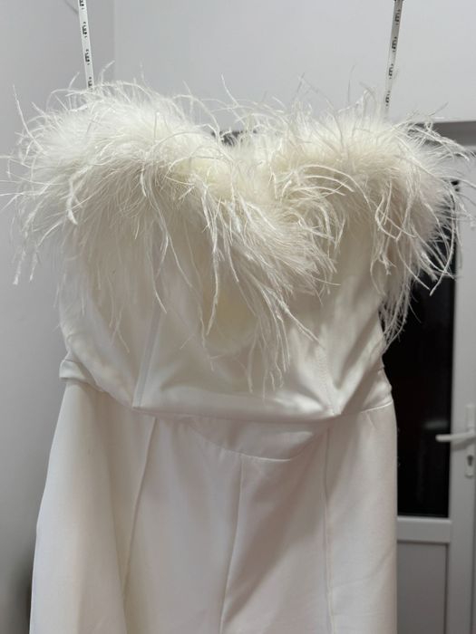 Salopetă albă elegantă cu pene