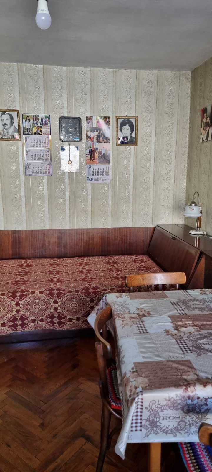 1272-Продава се тристаен тухлен апартамент в кв. "Бели Лом"
