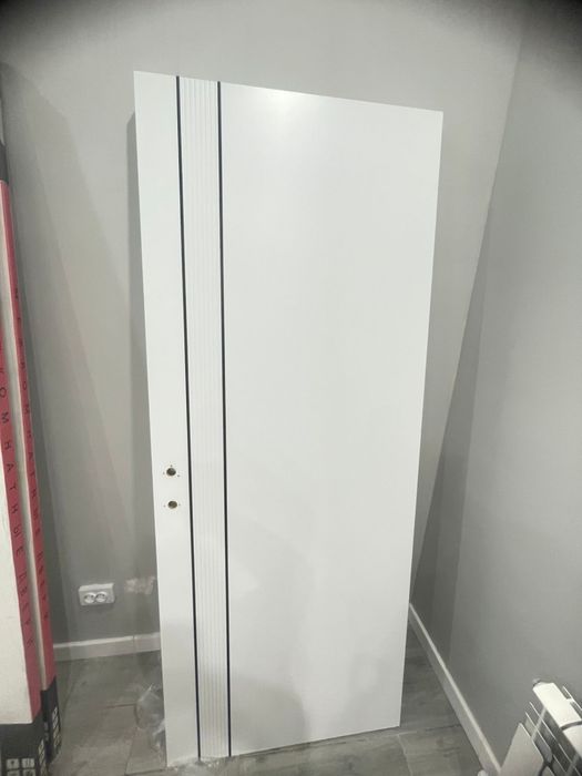 Продаю дверь -2 шт новая, по интерьеру не подошел, есть механизм