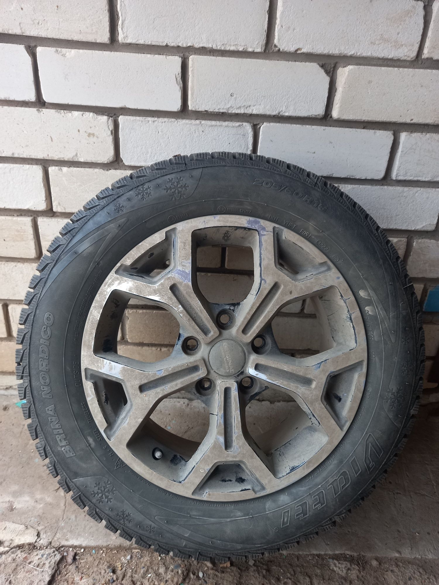 Продам 4 зимние шины на титановых дисках