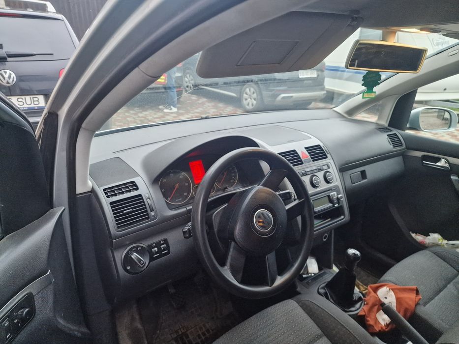 Vând touran 2.0 bkd 7 locuri