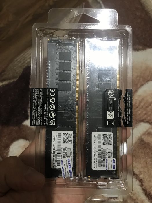 Продам озу оперативная память DDR4 2 по 8 гб gb