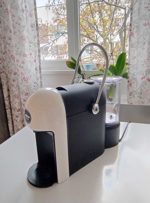 Компактна кафемашина с капсули Lavazza LM JOLIE