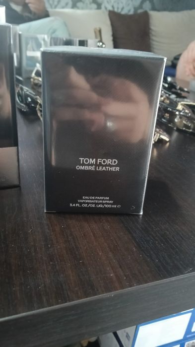 Vand parfumuri!!