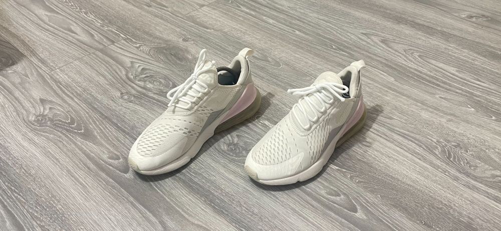 Vând adidași Nike model 270