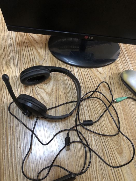 Продается монитор, наушники, мышка, коврик и другое.