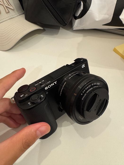 Sony Alpha ZV- E10 4k si Sony E 16-50 mm f3.5-5.6 OSS PZ