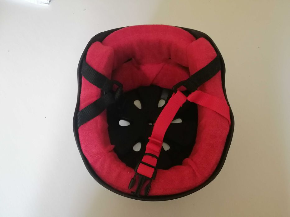 Каска с комплект предпазители за китки, лакти и колена!