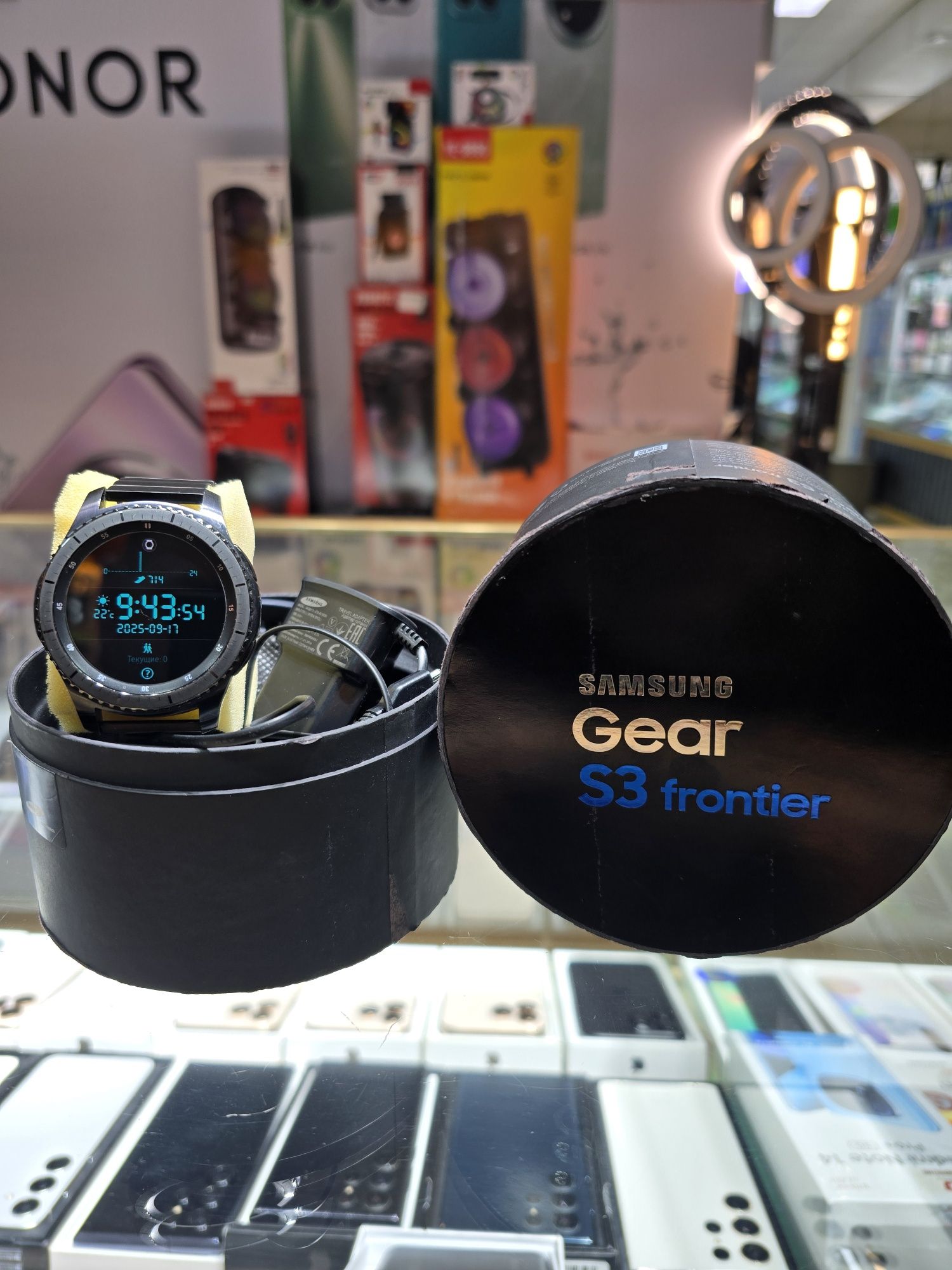 Samsung gear S3 frontyer yangi xolatda polniy komplekt sotiladi .