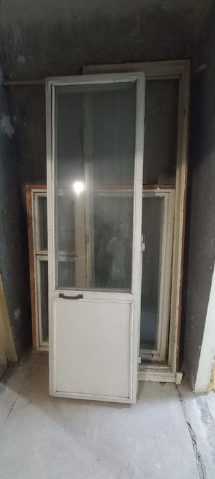 Отдам даром  окно и дверь балкона.