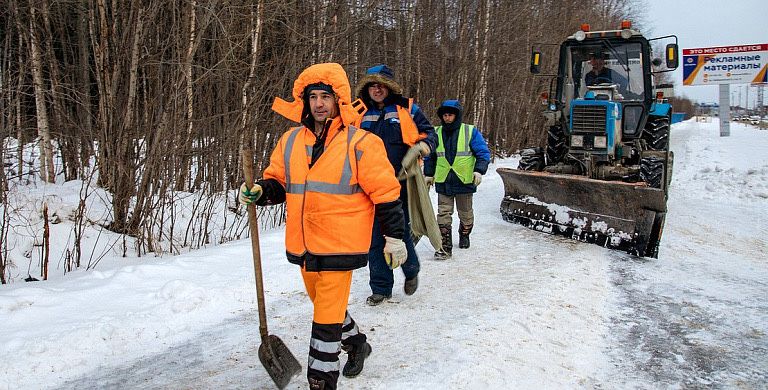 Чистка снега лопатой и техникой