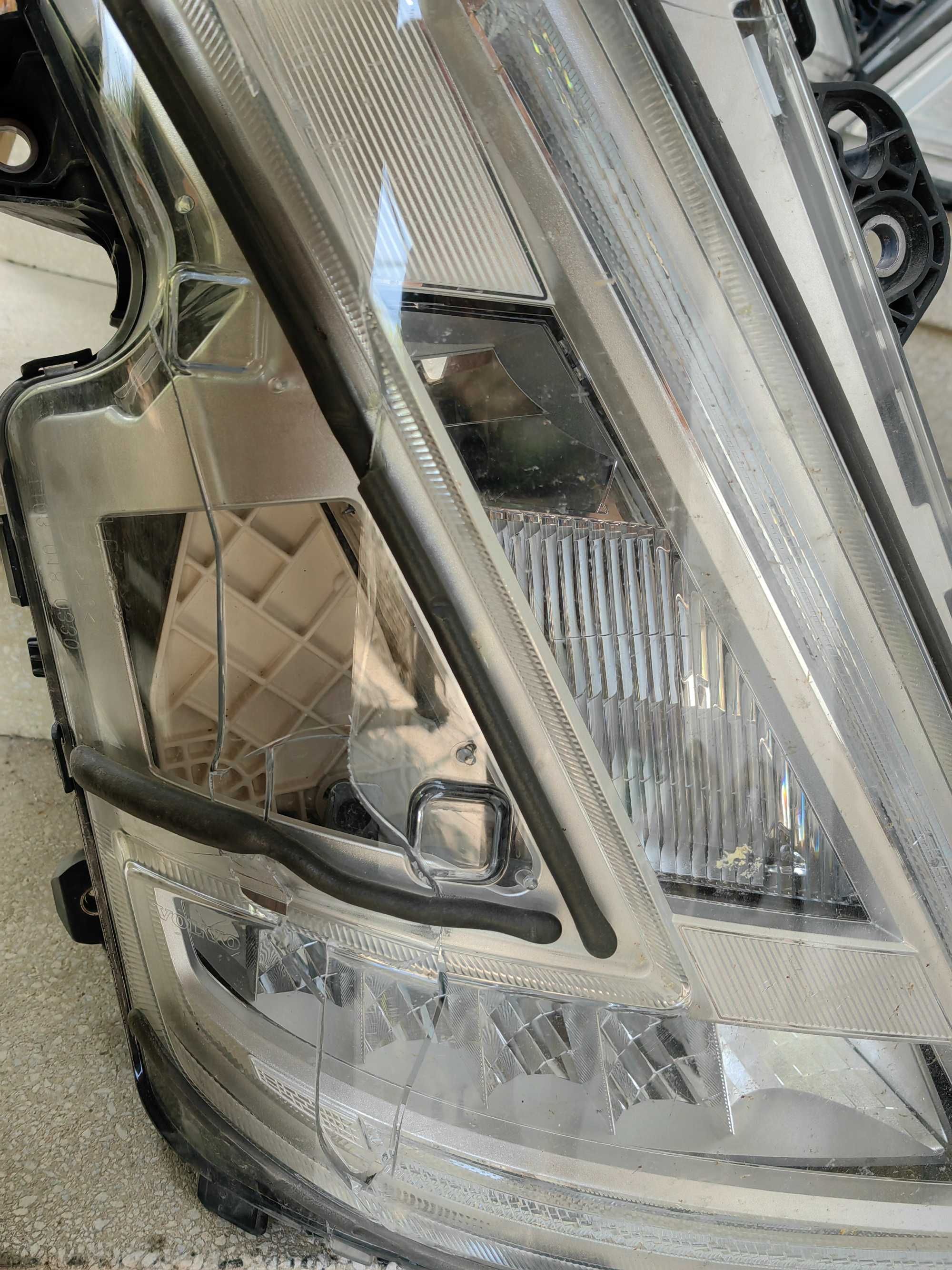 Фарове Volvo FH5 LED ляв десен/Фарове Волво ФХ5 Оригина счупени стъкла