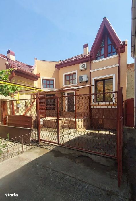 Vilă impunătoare cu arhitectură elvetiană pe 3 nivele - proprietar