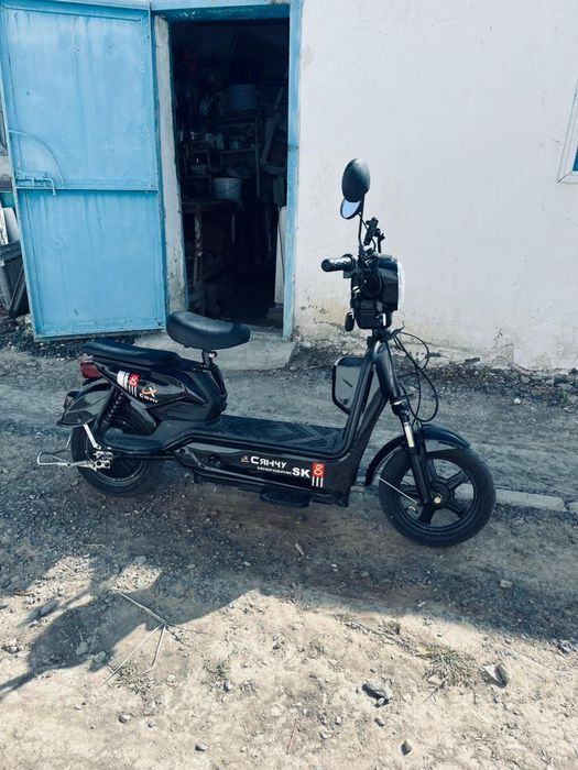 Жлектро скутер продам новый