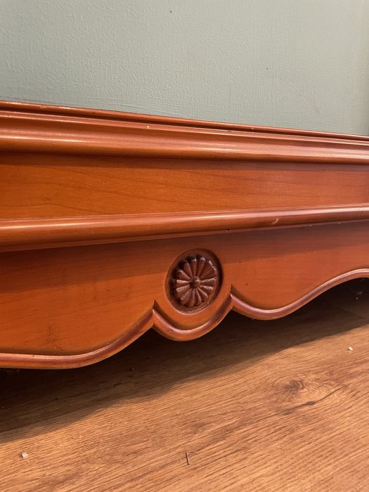 Разкошен дървен шкаф с инкрустация