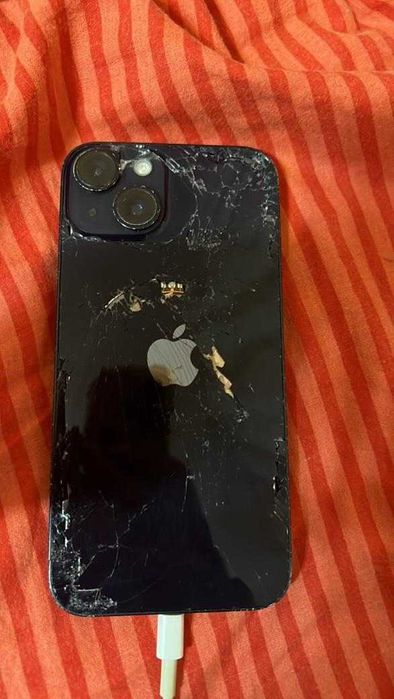 Продавам айфон 14 на части