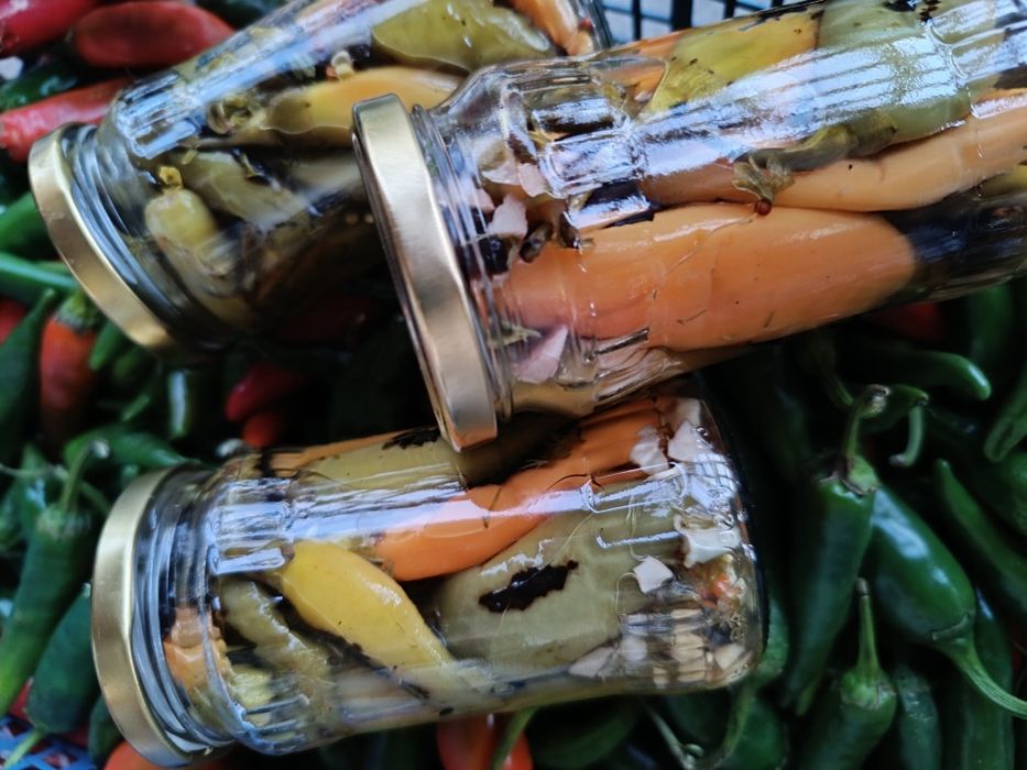 Пукани, люти чушлета с чесън и магданоз