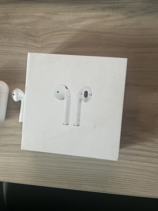 Airpods 2 (кейс и правый наушник)