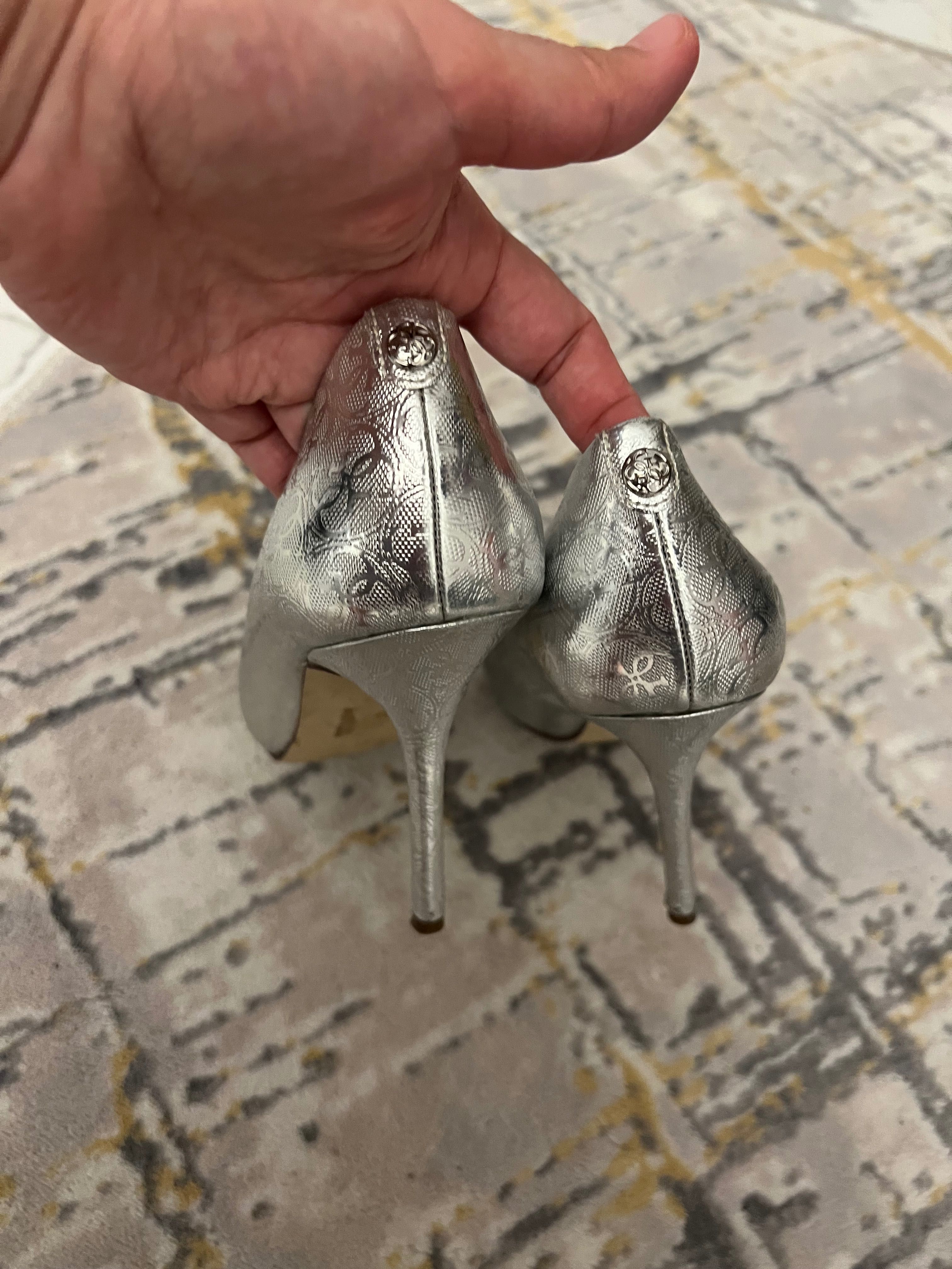 Guess Сребристи Оригинални Обувки