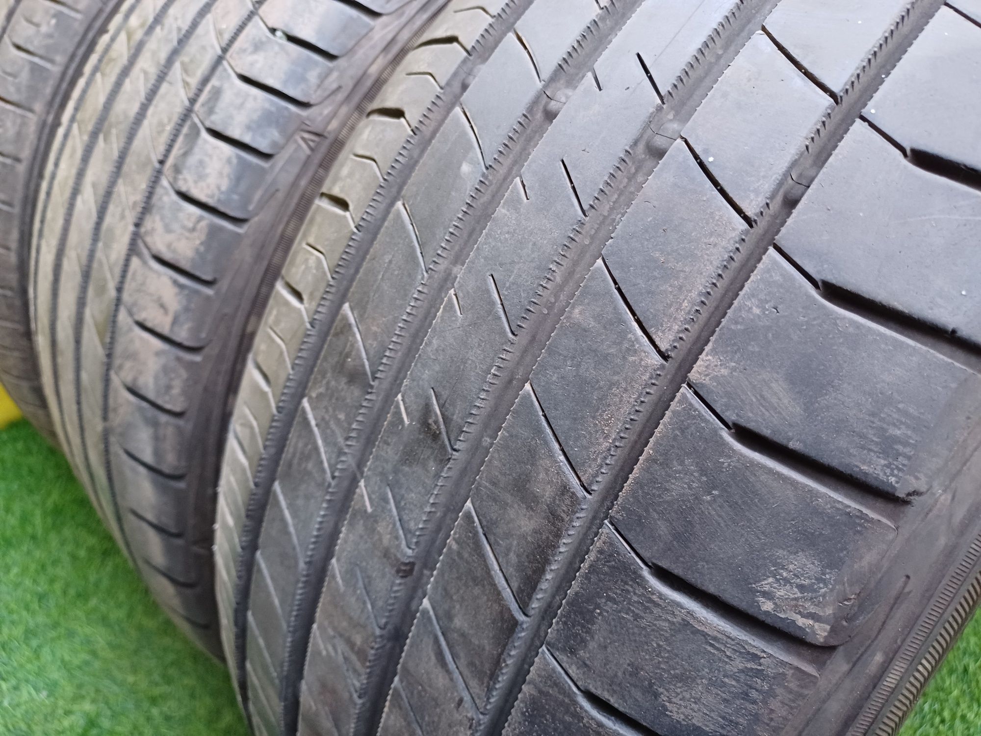 Шины 245/45 R17 Dunlop комплект.