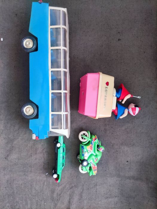 Продавам две порцеланови кукли