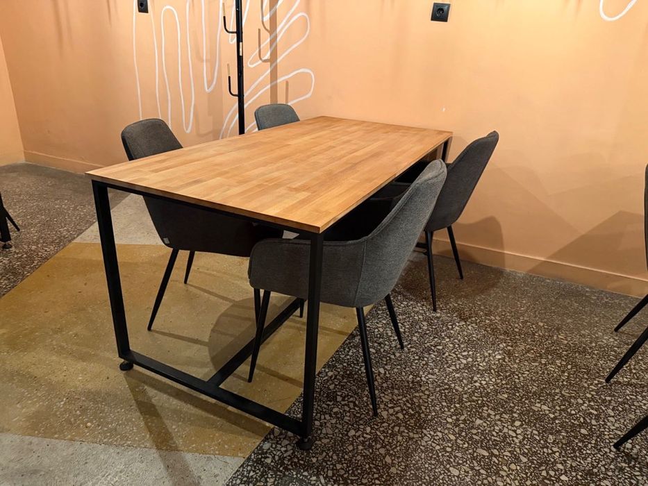 Продават се трапезни столове и маси